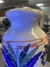 Une paire de vases de forme rouleau en porcelaine de Chine wucai, 19&egrave;me